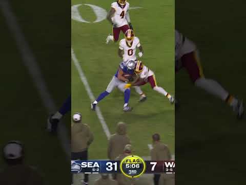 Darnold flicks it to Charbonnet đź’Ş