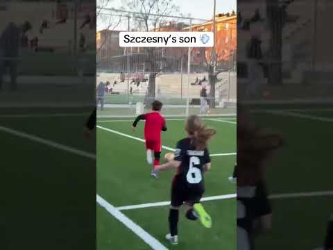 Wojciech Szczesny's kid was gliding past π³ (via liam.szczesny, wojciechszczesny, marina_official/IG)