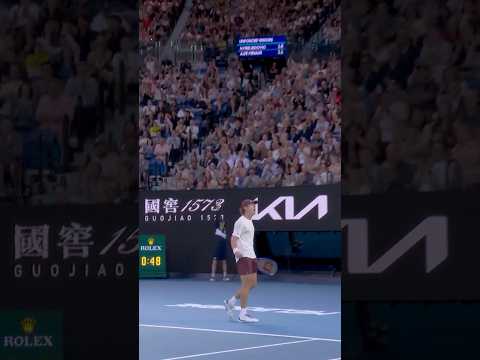 Is there ANYTHING de Minaur can't do? 😮💨