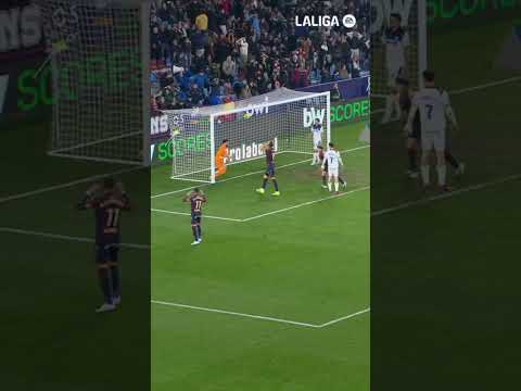 Parada de Antoni Sivera, una de las manos de la temporada. #LevanteAlavés