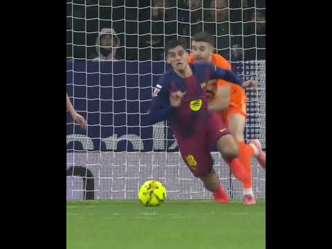 Joan García used his own teammate Gerard Martín to make the save 💀