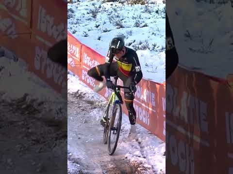 It’s not supposed to look like that 🙈 Thibau Nys comes down hard and breaks his handlebars 😬