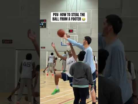 Ja Morant and Zach Edey messing around at practice ๐