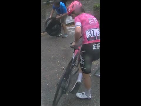 Ben Healy gets a puncture at the Singapore Criterium, but the mechanics aren't ready for him 🫣