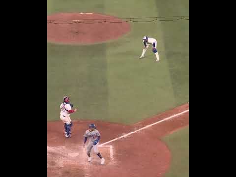 NOW ANDRÉS GIMÉNEZ GETS MOOKIE AT THE PLATE 🤯 #WorldSeries