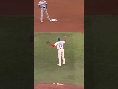 Daulton Varsho and Vladimir Guerrero Jr. with huge defensive šs to keep more runs off the board!