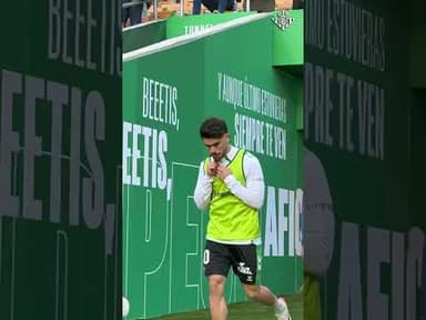 ¡Sale a CALENTAR el Real BETIS! 🔥 #shorts #elgranderbi