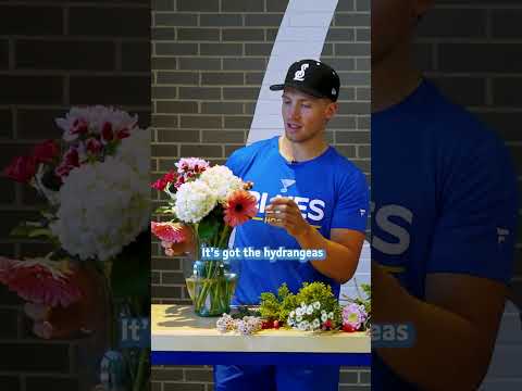 Joel Hofer and Dylan Holloway make Valentine's Day bouquets 💐