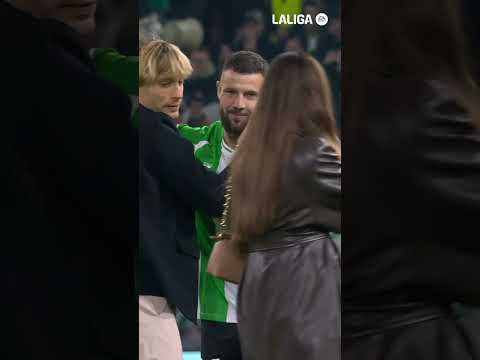 ¡El beticismo homenajea a SERGIO CANALES! 🙌💚 #laligahighlights #shorts