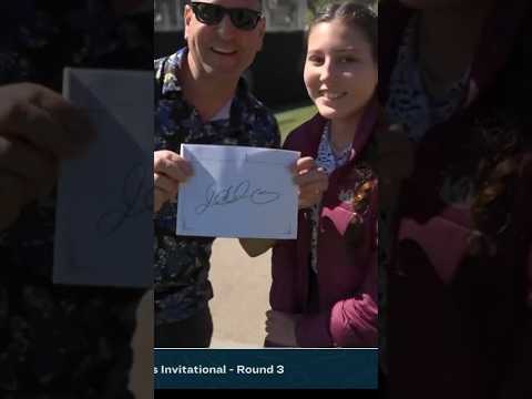 Rory leaves a mark before 1st hole🖊️